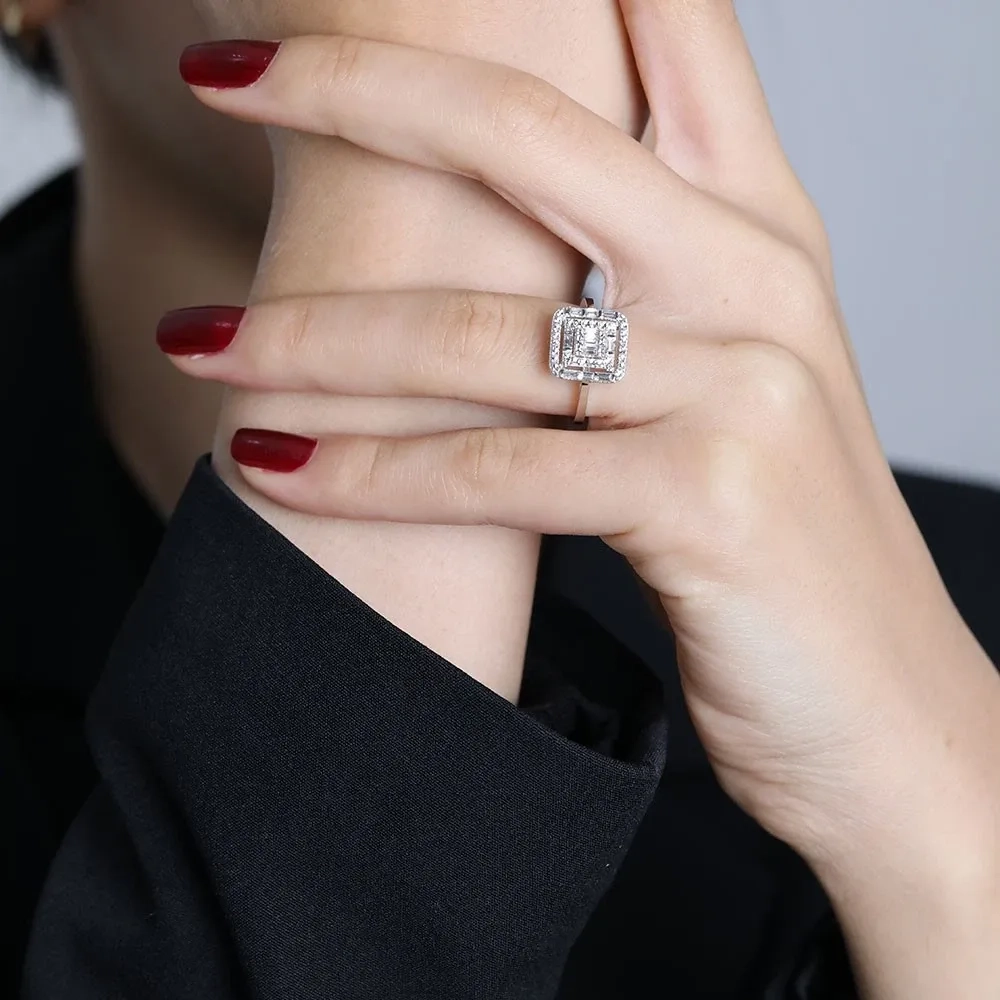 0,18 Karat Pırlantalı Baget Yüzük