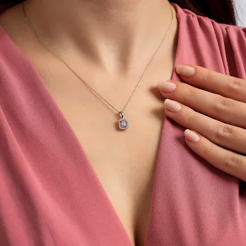 0,10 Karat Pırlantalı Baget Kolye 